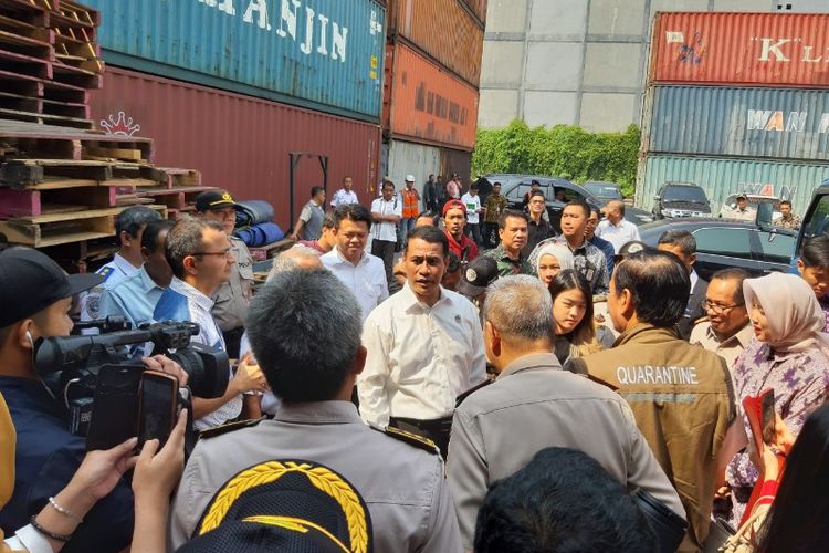 Menteri Pertanian Andi Amran berbincang dengan para eksportir di tempat pemeriksaan fisik terpadu CDC Banda, Pelabuhan Tanjung Priok, Jakarta, Selasa (6/8/2019)