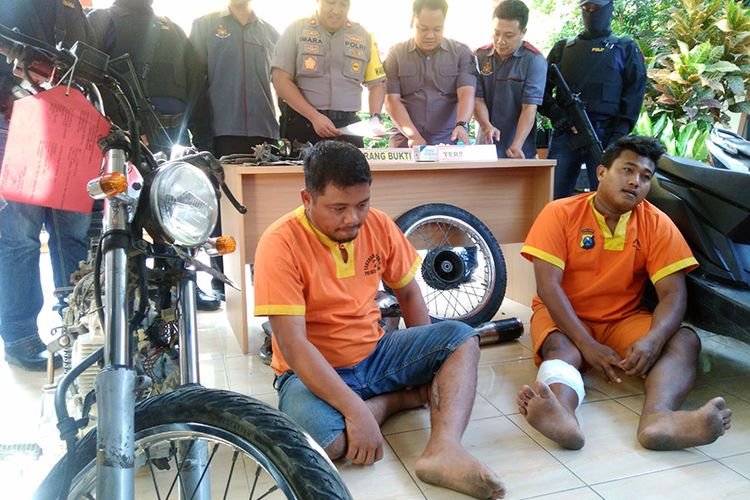 Kedua pelaku curanmor saat dihadirkan dalam rilis di Polres Lamongan, Selasa (16/10/2018).