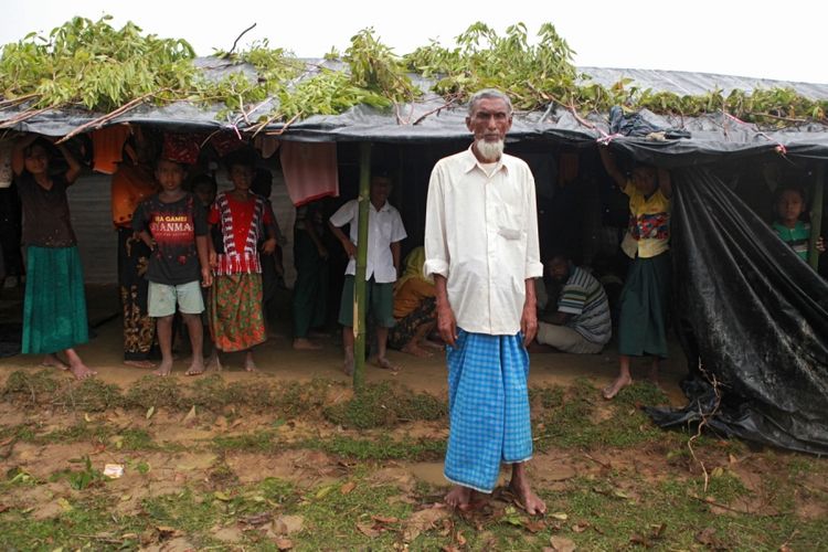 Mohammad Amin (66), seorang petani dari Desa Aung Sit Pyin, Myanmar, berpose di kamp pengungsian Balukhali, Banglades, 8 September 2017. PBB (UNHCR) mengatakan, jumlah warga etnis minoritas Rohingya di Rakhine, Myanmar, yang telah melarikan diri ke Banglades telah mencapai 313.000 orang.