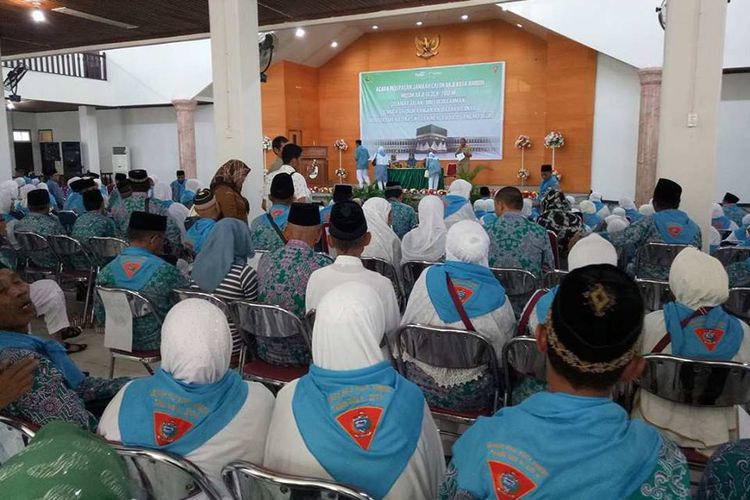 sebanyak 336 calon jamaah haji Kota Ambon mengikuti acara pelepasan di Gedung Azhari Alfatah Al Fatah Ambon, Selasa (1/8/2017). Pelepasan ratusan calon jamaah haji ini dilakukan Wakil Wali Kota Ambon, Syarif Hadler. Kontributor Ambon, Rahmat Rahman Patty