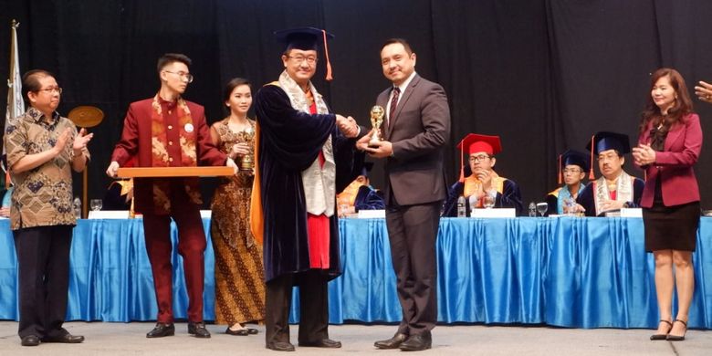 Bina Nusantara (Binus) University kembali menyelenggarakan wisuda ke-59 pada Rabu dan Kamis, 12 - 13 Desember 2018 bertempat di Jakarta Convention Center, Jakarta.