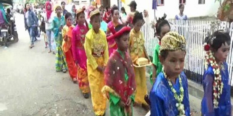 Karnaval budaya yang mengusung tema keberagaman budaya nusantara dalam rangka menyambut HUT ke-72 Republik Indonesia berlangsung meriah di Polewali Mandar Sulawesi Barat, Minggu (20/8/2017).