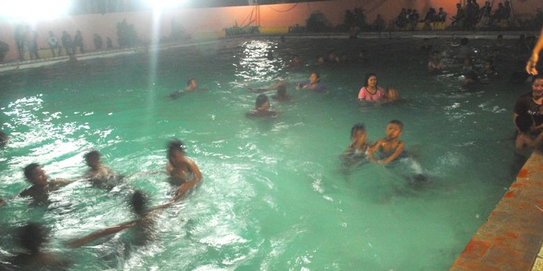 Ratusan warga Desa Sumber Jatipohon, Kecamatan Grobogan, Kabupaten Grobogan, Jawa Tengah berendam di kolam pemandian setempat mengikuti tradisi kungkum massal, Kamis (20/9/2018) sekitar pukul 00.30 WIB.