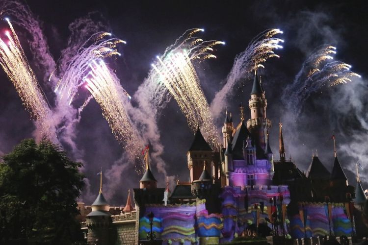 Pertunjukkan kembang api Disney in the Stars yang memukau di Kastil Sleeping Beauty, Hong Kong Disneyland, Hongkong (12-14/10/2017).