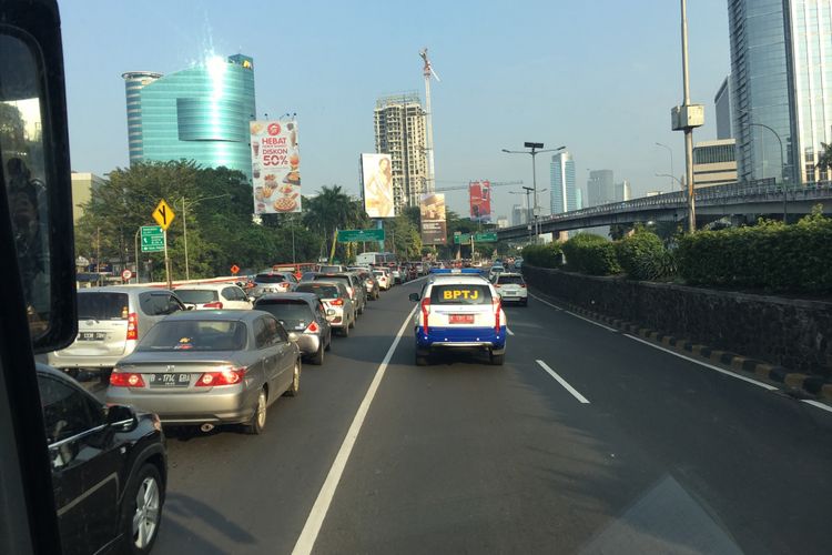 Voorijder bus Transjabodetabek trayek Bekasi-Bundaran HI mulai uji coba selama dua minggu, Bekasi, Selasa (1/8/2017).