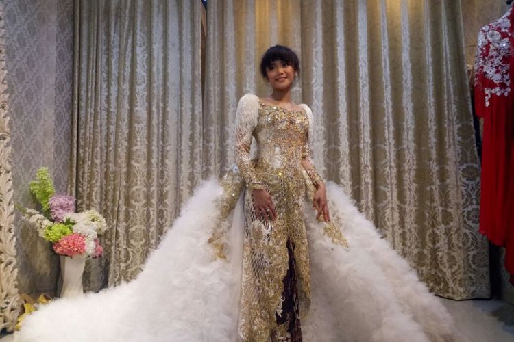 Sheza Idris saat mengepas gaun pengantinnya di Hengky Kawilarang Boutique, Kemang, Jakarta Selatan, Kamis (3/8/2017).