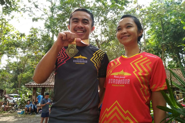 Dua pelari mengenakan jersey untuk BJBM, 19 November 2017 mendatang, di kawasan Candi Borobudur, Magelang. 