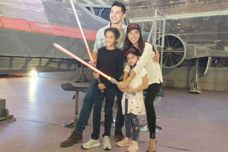 Andrew White, Nana Mirdad, dan dua anak mereka saat menghadiri perayaan kehadiran Star Wars: The Last Jedi di Mal Kelapa Gading 3, Jakarta Utara, Minggu (17/12/2017)