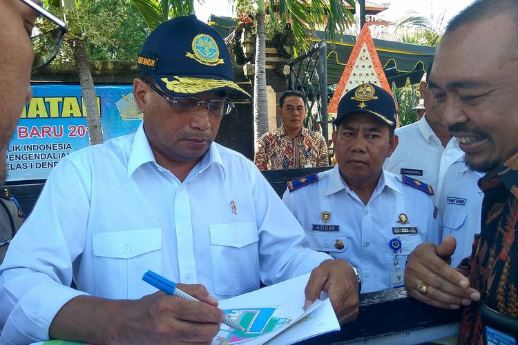 Menteri Perhubungan Budi Karya Sumadi saat meninjau Pelabuhan Benoa Bali, Jumat (22/12/2017).