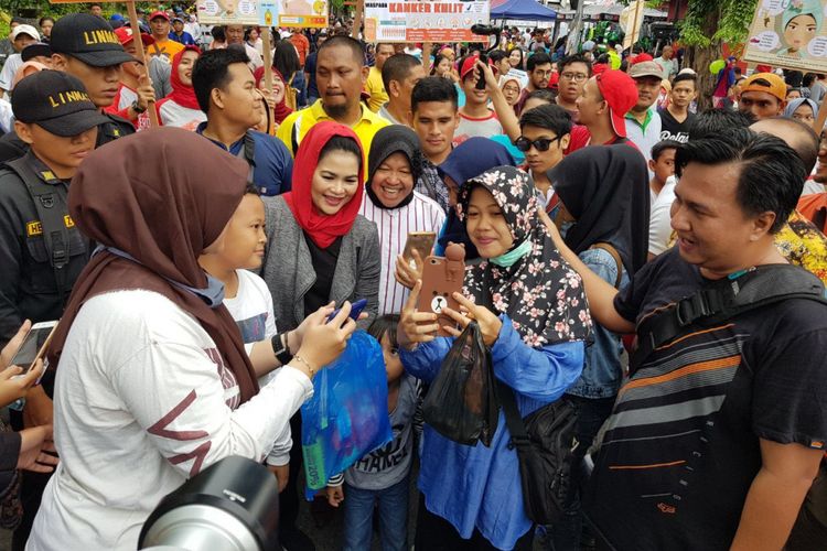 Risma dan Puti Soekarno di car free day Taman Bungkul Surabaya