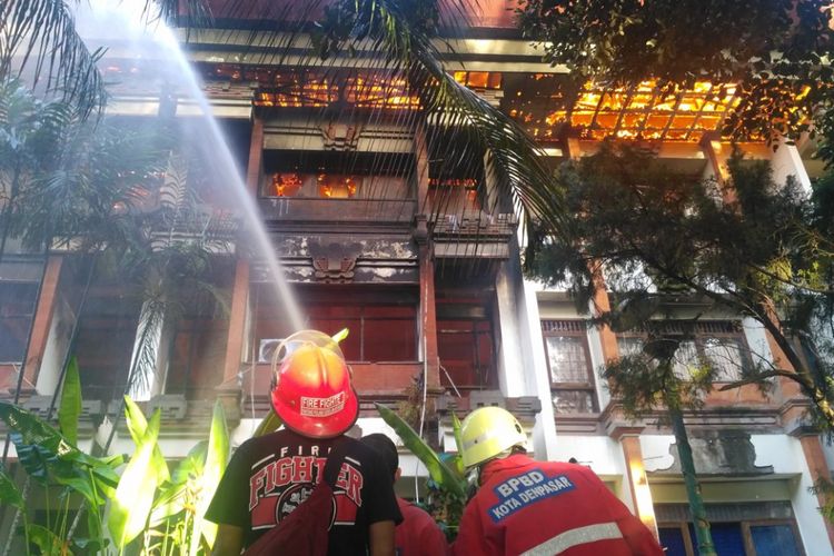 Gedung Biro Humas, Hukum dan tata pemerintahan provinsi Bali dilalap api pada Selasa (13/2/2018)