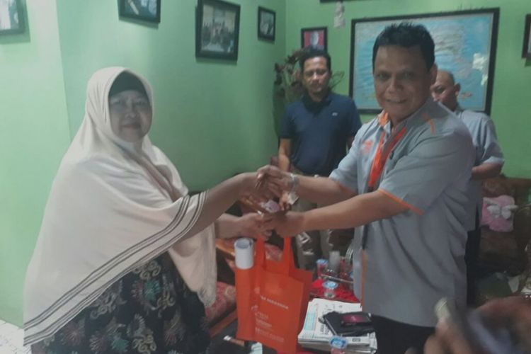 Kepala kantor Pos cabang Blora, Bambang Purbo Kastono, mengutarakan permintaan maaf secara langsung dengan mendatangi rumah keluarga Kumbang Yono Prayogi (63) di jalan A.Yani nomor 42 A, Blora, Rabu (28/2/2018).‎