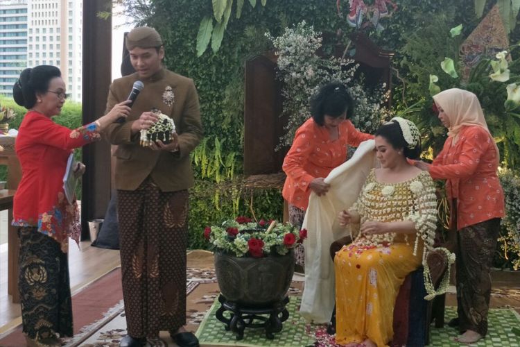 Vicky Shu dan suaminya Ade Imam saat prosesi siraman tujuh bulanan anak pertama mereka di Grand Hyatt, Jakarta Pusat, Sabtu (19/5/2018).