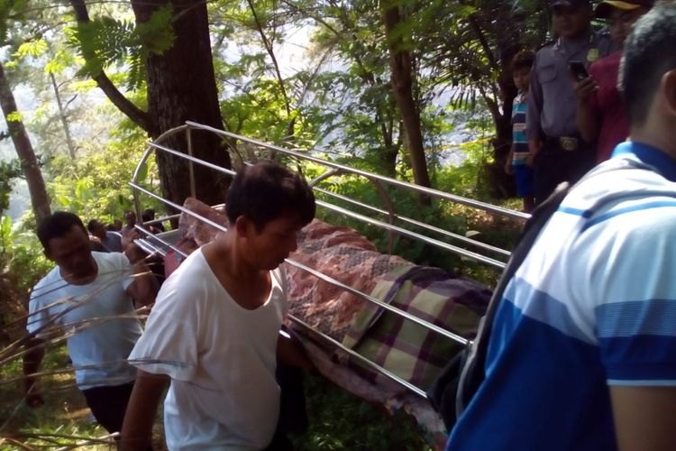‎Jasad pria yang ditemukan tewas tergantung di pepohonan dekat di area Bumi Perkemahan Desa Kajar, Kecamatan Dawe, Kabupaten Kudus, Jawa Tengah, dievakuasi, Selasa (29/5/2018) siang.‎