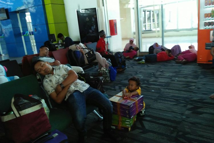 Karena penundaan penerbangan dengan alasan pesawat Sriwijaya Air mengalami kerusakan, penumpang tujuan Banjarmasin terlantar di Bandara Internasional Sultan Hasanuddin Makassar,  Rabu (13/6/2018).