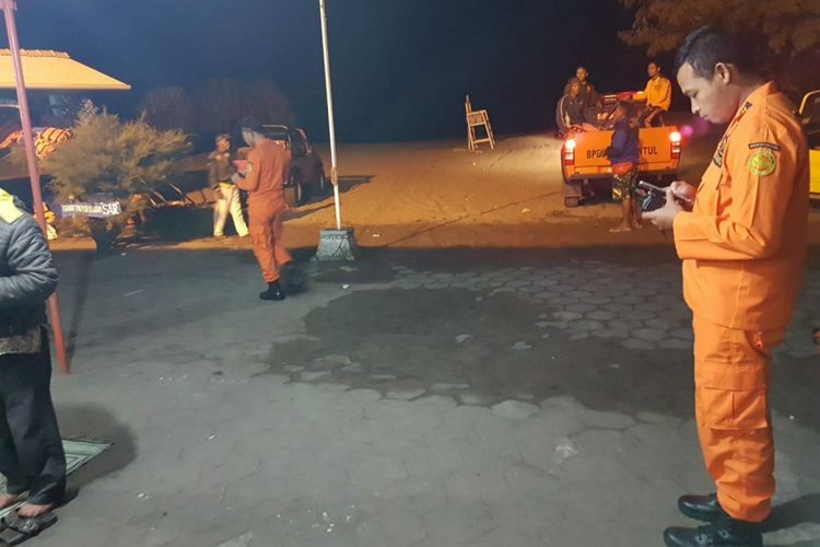 Tim SAR Pantai Parangtritis dan Basarnas di Pantai Parangtritis, Bantul, mencari dua wisatawan yang hilang.