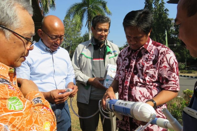 Tim Satgas Institut Teknologi Bandung (ITB) untuk bencana gempa bumi di Lombok, Nusa Tenggara Barat menyerahkan empat unit alat penjernih air kepada Universitas Mataram (Unram), 14 Agustus 2018.