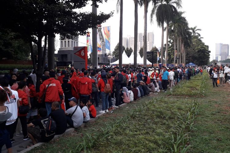 Suasana antrean masuk upacara pembukaan Asian Games 2018 di Pintu 6 Gelora Bung Karno, Sabtu (18/8/2018) sore.