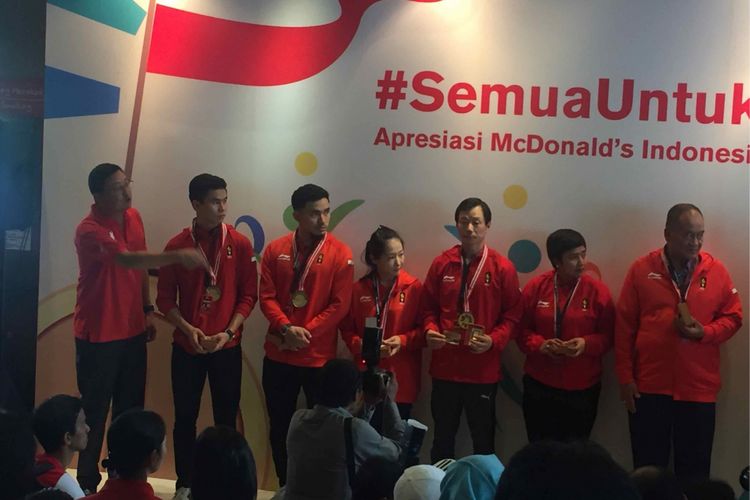 Restoran cepat saji Mcdonalds di kawasan Sarinah, Jakarta Pusat diserbu para pengunjung. Namun, keramaian tersebut dikarenakan banyak dari mereka yang ingin melihat langsung para atlet Indonesia yang telah berlaga saat Asian Games 2018, Rabu (5/9/2018). 