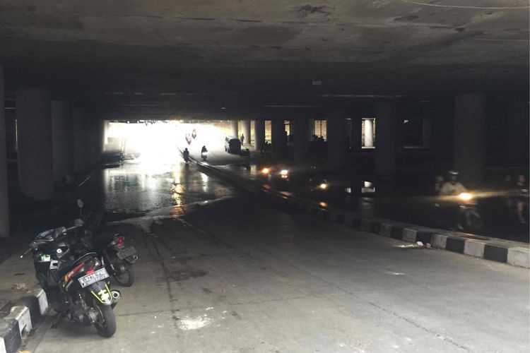 Banjir di terowongan Apron, Jalan HBR Motik, Kemayoran, Jakarta Pusat yang terjadi sejak Senin (10/9/2018) sore, telah surut pada Rabu (12/9/2018) malam. Pantauan Kompas.com di lokasi pukul 18.30 WIB, hanya tersisa rembesan air di pinggir jalan. 