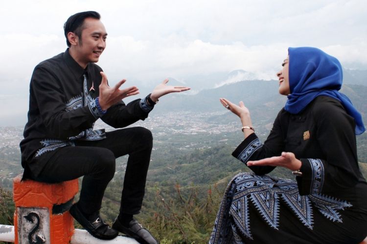 Edhie Baskara Yudhoyono (Ibas) beserta istri, Siti Ruby Aliya Rajasa (Aliya), saat berada di atas ketinggian puncak Bur Pantan Terong, sebuah perbukitan dengan lanskap Danau Laut Tawar yang dikelilingi pengunungan.