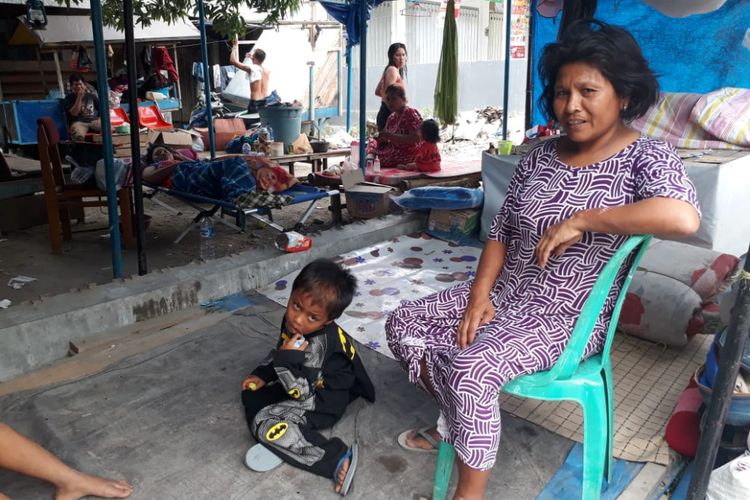 Riski (4 tahun) bersama ibunya, Subaini, di penampungan pengungsi. Hanya mereka berdua yang tersisa saat gelombang tsunami menerjang Palu dan sjeumlah wilayah di Sulawesi Tengah.