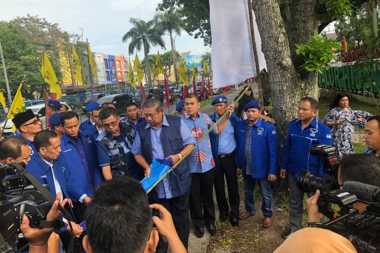 Ketua Umum Partai Demokrat Susilo Bambang Yudhoyono mengecek bendera dan spanduk Demokrat yang dirusak di Pekanbaru, Sabtu (15/12/2018).