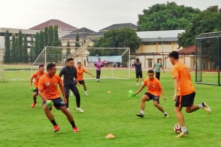 Para pemain PSS Sleman saat mengikuti latihan Perdana di Stadion Universitas Negeri Yogyakarta 