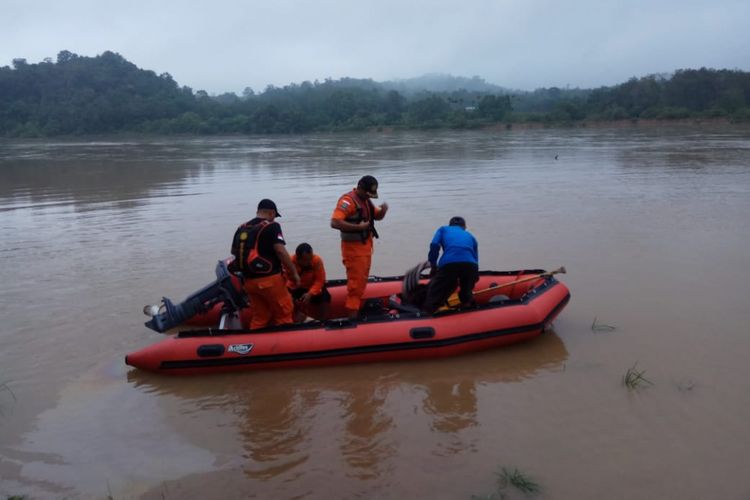 Petugas Basarnas Pekanbaru melakukan pencarian korban hanyut di sungai Kuantan Mudik (Dok.Basarnas Pekanbaru)