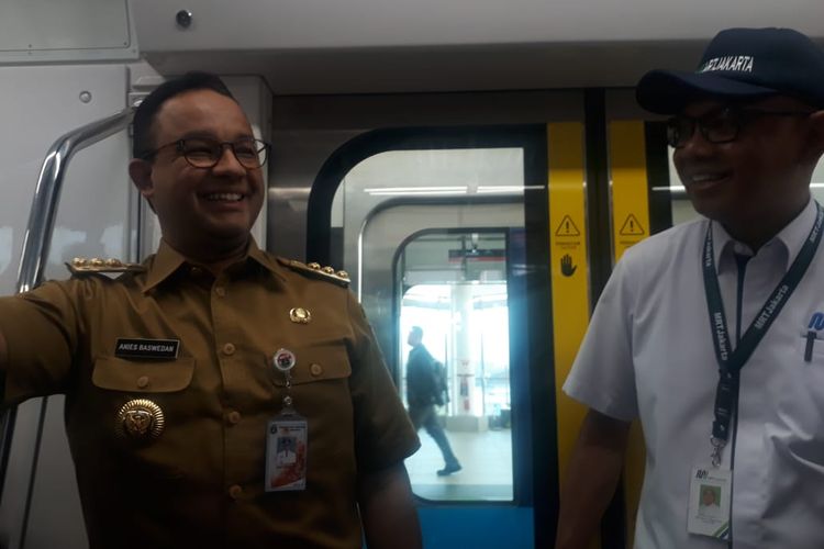 Gubernur DKI Jakarta Anies Baswedan saat naik MRT menuju Stasiun MRT Bundaran Hotel Indonesia, Senin (1/4/2019).