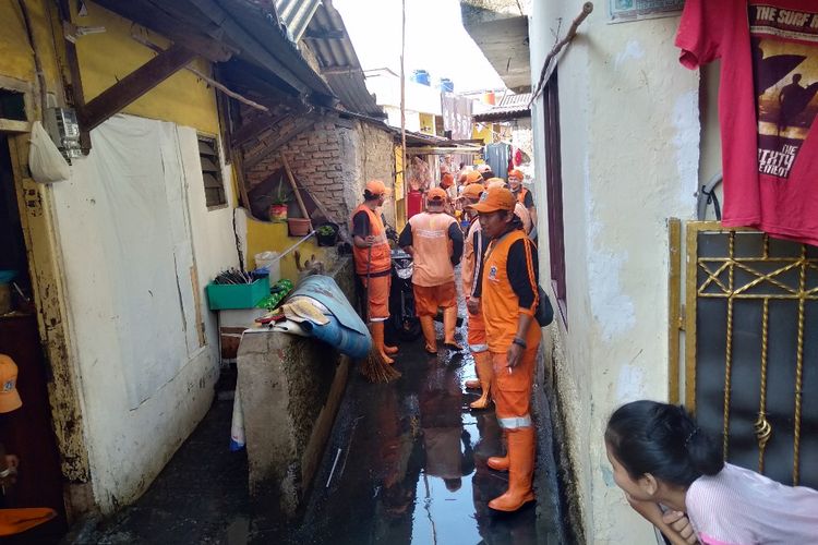 Petugas PPSU Bersihkan Sisa Banjir Akibat Jebolnya Tanggul Jatipadang, Senin (1/4/2019)