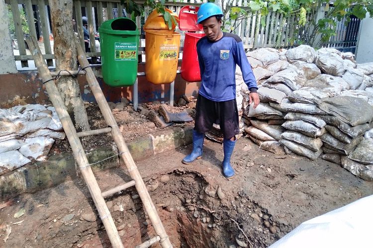 Petugas Sudin Tata Air Saat Membangun Drainase Vertikal di Gor BRI, Gandaria Utara, Jakarta Selatan, Rabu (16/5/2019) 