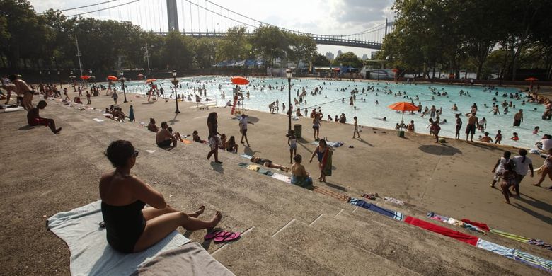 Kolam renang dengan kedalaman 50 meter yang terletak di Taman Astoria di New York