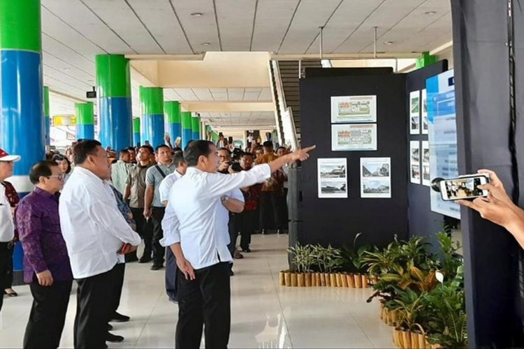 Presiden Jokowi saat melihat rencana pengembangan Bandara Samrat, Manado, Kamis (4/7/2019) pukul 12.05 Wita