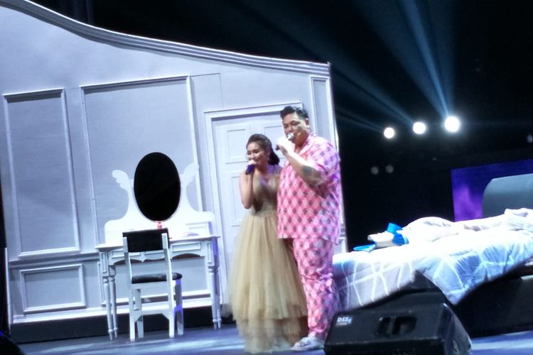 Ivan Gunawan dan Ayu Ting Ting saat di atas panggung konser Ivan Gunawan Live On Stage Story Of My Life yang digelar di Ciputra Artpreneur Theater, Kuningan, Jakarta Selatan, Jumat (2/8/2019).