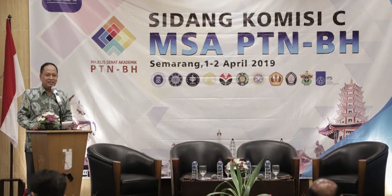 Menristekdikti saat membuka Sidang Komisi C Majelis Senat Akademik (MSA) Perguruan Tinggi Negeri Badan Hukum (PTN-BH) di Semarang (1/4/19).