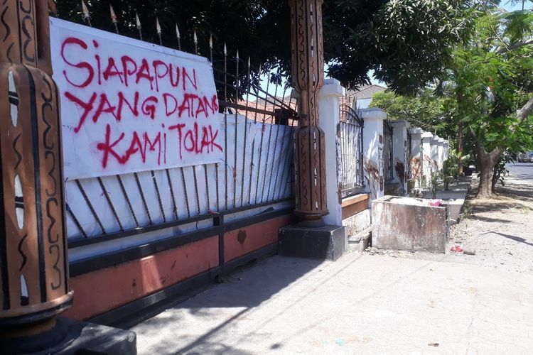 Pintu gerbang asrama mahasiswa Papua di Jalan Kalasan Surabaya