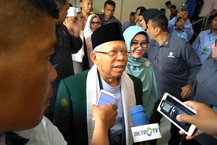 Maruf Amin saat hendak meninggalkan gedung MUI Medan. Di kesempatan tersebut, Maruf menyinggung tentang khilafah yang menurutnya tertolak di Indonesia karena menyepakati kesepakatan.