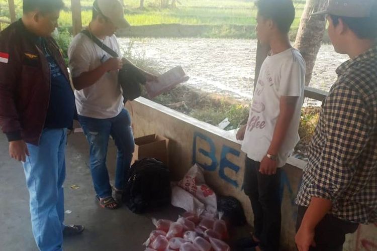 Polisi saat mengamankan belasan kantong miras oplosan jenis roso-roso dari seorang penjual di wilayah Cikalongkulon, Cianjur, Sabtu (07/09/2019) petang.