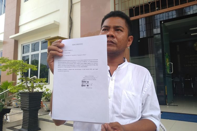 Koordinator Kuasa Hukum WALHI Sumut, Golfrid Siregar menunjukkan berkas surat pernyataan terkait  penyusunan adendum AMDAL dengan tanda tangan palsu sesaat setelah penyerahan dokumen banding ke PTUN Medan 