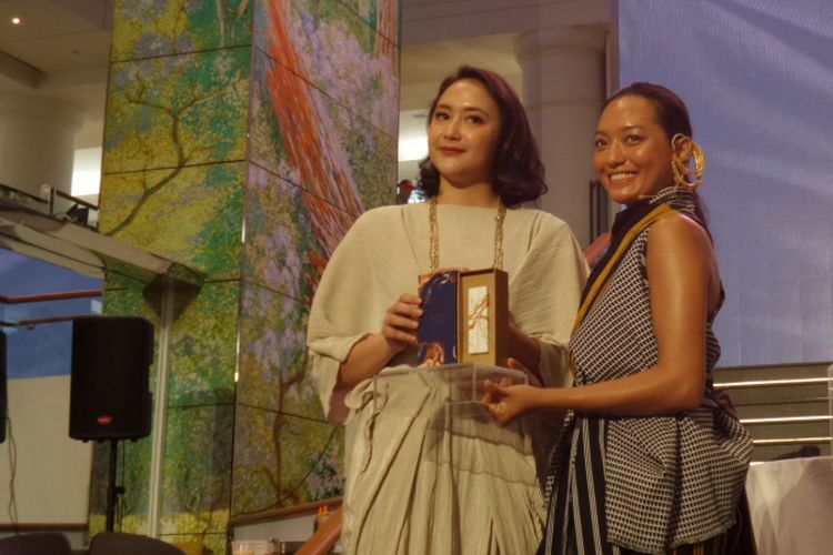 Marketing & Creative Director Rollover Reaction Dinar Amanda dan Aktris Asmara Abigail pada peluncuran koleksi MATA HARI GLAZED! di Plaza Indonesia, Jakarta, Jumat (26/10/2018).