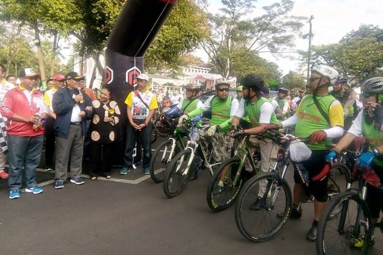 Sepeda Nusantara 2108 hadir di Kota Bandung, Minggu (28/10/2018), sekitar 2.500 warga antusias menyemarakkan  program unggulan Kemenpora RI yang dipusatkan di halaman Plaza Kota Bandung itu.