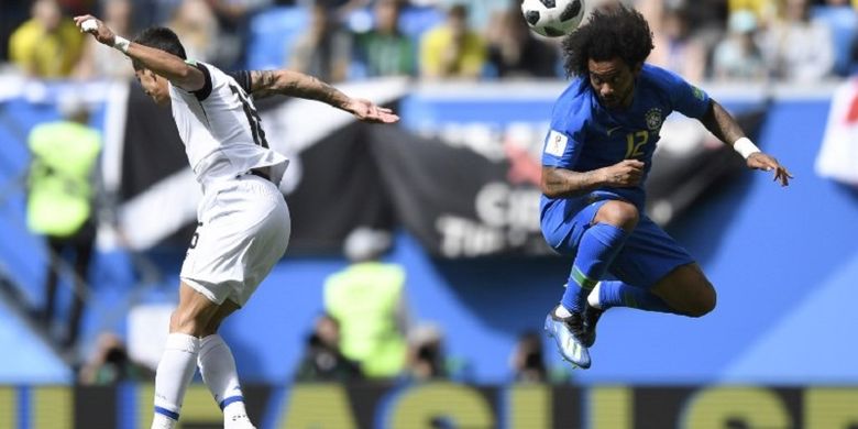 Marcelo  lebih unggul dalam menyundul bola daripada Cristian Gamboa pada pertandingan Brasil vs Kosta Rika di St. Petersburg, 22 Juni 2018.