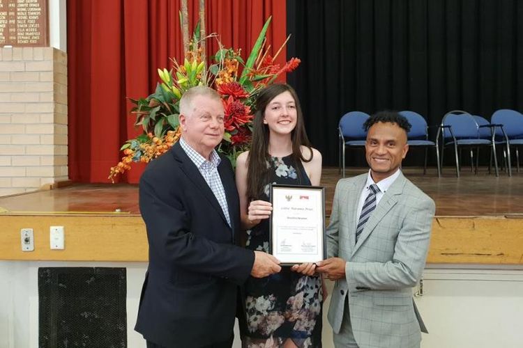 Angelina Newton berhasil mendapatkan nilai tertinggi Bahasa Indonesia kategori Lanjutan di New South Wales, Australia, Selasa (14/2/2019). (KJRI Sydney)