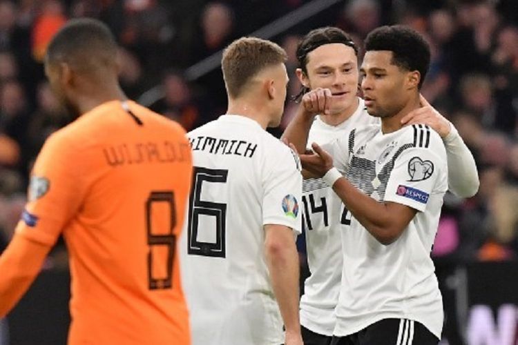 Joshua Kimmich dan Nico Schulz merayakan gol Serge Gnabry pada laga Belanda vs Jerman di Johan Cruyff Arena dalam babak kualifikasi Piala Eropa 2020, 24 Maret 2019. 