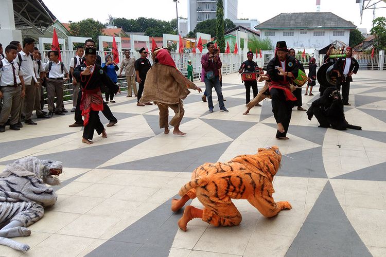 Kesenian tradisional pencak macan saat tampil di Wahana Ekspresi Pusponegoro (WEP), Gresik.