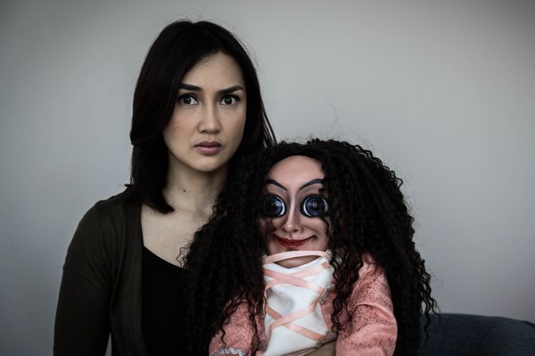 Sara Wijayanto berfoto bersama boneka Sabrina sesudah wawancara promosi film horor Sabrina di Menara Kompas, Jalan Palmerah Selatan, Jakarta, Rabu (09/5/2018) siang. 