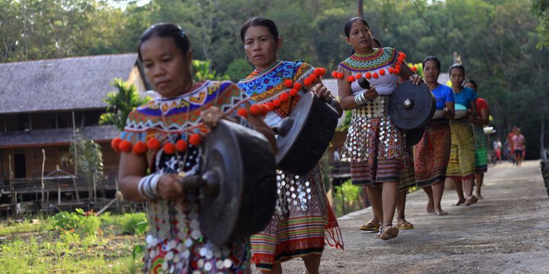 Sejumlah wanita Iban membunyikan alat musik gong mengiringi acara adat, Sabtu (28/10/2017).
