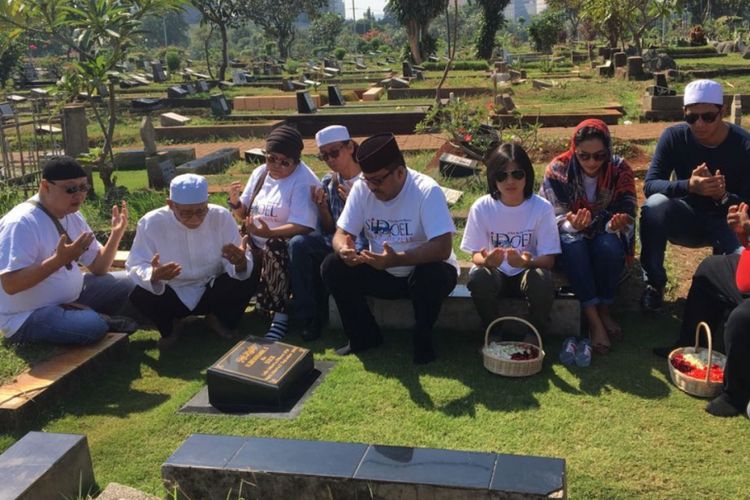 Rano Karno bersama Mandra, Maudy Koesnaedi, Suti Karno dan pemain si Doel the Movie berziarah ke makam Benyamin Suaeb di TPU Karet Bivak, Jakarta Selatan, Jumat (6/7/2018).