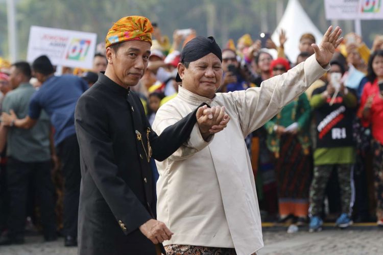 Capres urut 1 Joko Widodo dan nomor urut 2 Prabowo Subianto berjalan bersama pada Deklarasi Kampanye Damai dan Berintegritas di Kawasan Monas, Jakarta, Minggu (23/9/2018). Deklarasi tersebut bertujuan untuk memerangi hoaks, ujaran kebencian dan politisasi SARA agar terciptanya suasana damai selama penyelenggaraan Pilpres 2019.